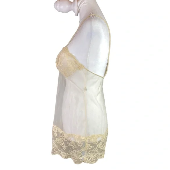 Vintage Vanity Fair lace and nylon nightie with sleeveless matching robe… - Picture 3 of 14